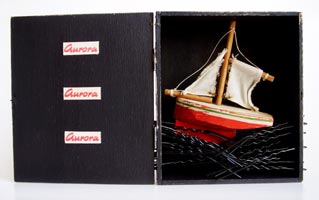 Aurora mit dem Segelschiffchen Aurora mit dem Segelschiffchen